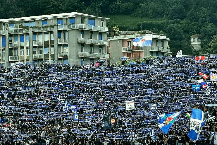 主队入场时球场看台与通道全景(场地熟悉度对触球质量的影响)