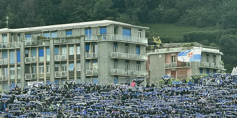 启蒙课上孩子在窄区里练习接球转身(带球训练的重点是变向而不是速度)