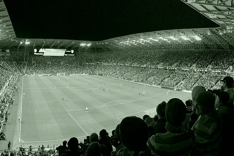 国际大赛球场内彩旗与人群实拍（单场淘汰的心理结构）
