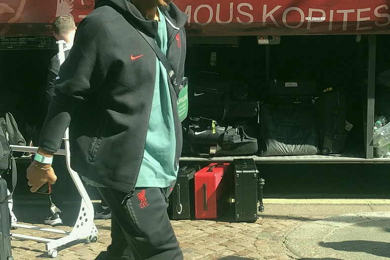 球员边路冲刺的瞬间实拍(技术层面的自我修正)